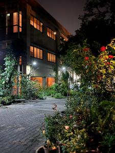 Srisomthai Hotel في أوبون راتشاثاني: مبنى امامه مجموعه من النباتات