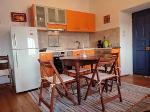 Η κουζίνα ή μικρή κουζίνα στο Omorfo House +34 φωτογραφίες