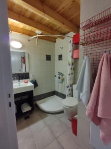 Ένα μπάνιο στο Omorfo House