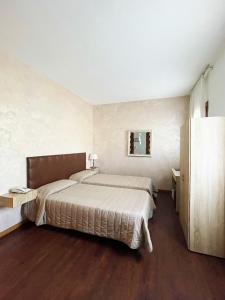 a bedroom with a large bed in a room at Hotel Villa Braida in Mogliano Veneto