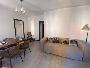 una sala de estar con un sofá y una mesa en Ca La Roseta, en Castellfollit de la Roca