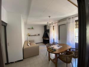 una sala de estar con un sofá y una mesa en Ca La Roseta, en Castellfollit de la Roca 14 fotos más
