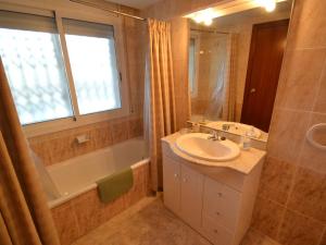 Kúpeľňa v ubytovaní Apartment Village Park 2 by Interhome