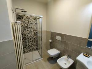 ein Badezimmer mit Dusche, Toilette und Waschbecken in der Unterkunft CARrooms in Carrù
