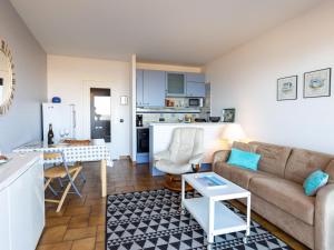 Kuchyňa alebo kuchynka v ubytovaní Apartment Le Parc de La Ronceray-5 by Interhome