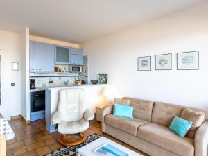 Il comprend un salon avec un canapé et une cuisine. dans l'établissement Apartment Le Parc de La Ronceray-5 by Interhome, à Dinard
