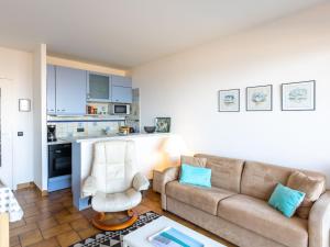 Kuchyňa alebo kuchynka v ubytovaní Apartment Le Parc de La Ronceray-5 by Interhome
