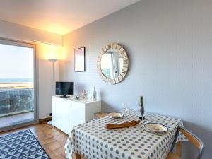 Televízia a/alebo spoločenská miestnosť v ubytovaní Apartment Le Parc de La Ronceray-5 by Interhome