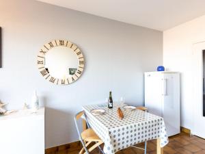 Nápoje v ubytovaní Apartment Le Parc de La Ronceray-5 by Interhome