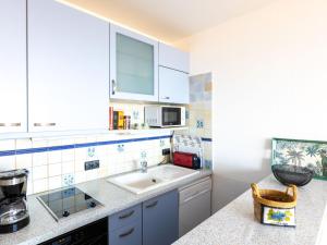 Kuchyňa alebo kuchynka v ubytovaní Apartment Le Parc de La Ronceray-5 by Interhome