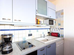 Kuchyňa alebo kuchynka v ubytovaní Apartment Le Parc de La Ronceray-5 by Interhome