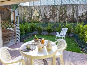 Vonkajšia záhrada v ubytovaní Apartment Le Parc de La Ronceray-5 by Interhome