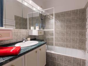 Kúpeľňa v ubytovaní Apartment Le Parc de La Ronceray-5 by Interhome