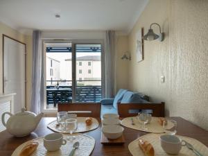 jadalnia ze stołem z miskami i talerzami w obiekcie Apartment Bleu Marine-10 by Interhome w mieście Lacanau-Océan +20 zdjęć