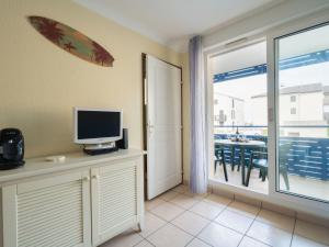 Il comprend un salon doté d'une télévision et d'un balcon. dans l'établissement Apartment Bleu Marine-10 by Interhome, à Lacanau-Océan