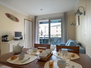 jadalnia ze stołem z krzesłami i oknem w obiekcie Apartment Bleu Marine-10 by Interhome w mieście Lacanau-Océan