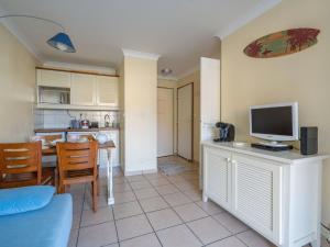 Kuchnia lub aneks kuchenny w obiekcie Apartment Bleu Marine-10 by Interhome