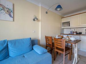 Kuchnia lub aneks kuchenny w obiekcie Apartment Bleu Marine-10 by Interhome