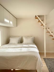 タンペレにあるVillankehrääjäのベッドルーム1室(大型ベッド1台付)が備わります。