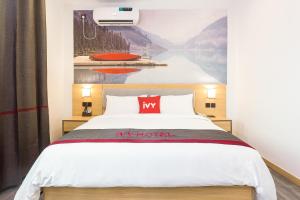 A bed or beds in a room at Ivy Hotel Emerald