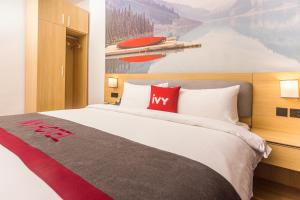 A bed or beds in a room at Ivy Hotel Emerald