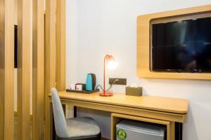TV in/ali zabaviščno središče v nastanitvi Ivy Hotel Emerald