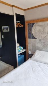 1 dormitorio con 1 cama y una pintura en la pared en Top de Buzios Boutique Hotel & Spa, en Búzios