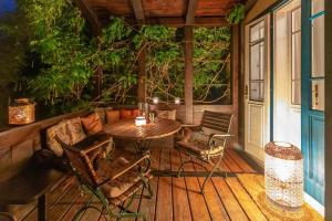 eine Terrasse mit einem Tisch und Stühlen auf einer Terrasse in der Unterkunft Villa Anima in Prein