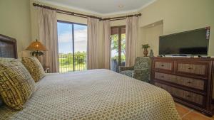 Televiisor ja/või meelelahutuskeskus majutusasutuses Bougainvillea 1101 Luxury Apartment - Reserva Conchal
