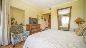 Voodi või voodid majutusasutuse Bougainvillea 1101 Luxury Apartment - Reserva Conchal toas