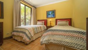 Voodi või voodid majutusasutuse Bougainvillea 1101 Luxury Apartment - Reserva Conchal toas