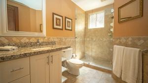 Vannituba majutusasutuses Bougainvillea 1101 Luxury Apartment - Reserva Conchal