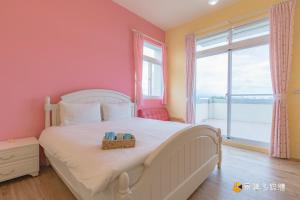 A bed or beds in a room at 四季逗庭園民宿-All Around the Seasons B&B