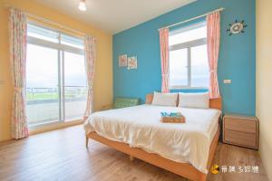 A bed or beds in a room at 四季逗庭園民宿-All Around the Seasons B&B