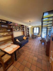 uma sala de estar com um sofá e uma mesa em Apartamentos Hoz del Huécar em Cuenca