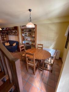 a dining room with a table and chairs and a couch at Apartamentos Hoz del Huécar in Cuenca