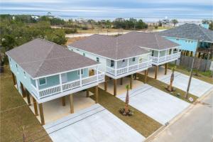una vista aerea di una casa con due case di Waveland Beach Cottages a Waveland