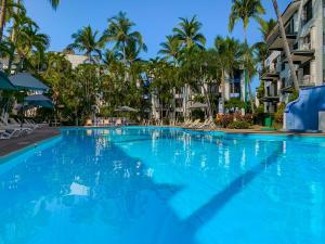 Bazén v ubytování Puerto de Luna Pet Friendly and Family Suites nebo v jeho okolí