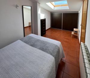 1 dormitorio con 1 cama en una habitación en El Cielo De Mogarraz, en Mogarraz