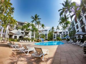 Bazén v ubytování Puerto de Luna Pet Friendly and Family Suites nebo v jeho okolí