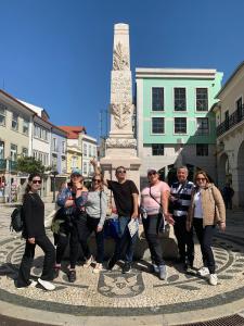 un grupo de personas de pie frente a un monumento en Aveiro Central - It´s ALL there - 2, en Aveiro