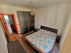 um quarto com uma cama com um edredão colorido em La casa sul mare-Savona em Savona