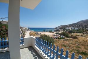 - un balcon offrant une vue sur la plage dans l'établissement Bella Vista, à Sikinos