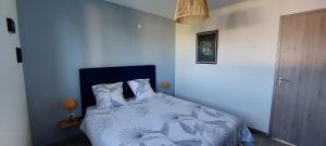 - une chambre avec un lit bleu dans l'établissement La villa Tortue, meublé de tourisme 4 étoiles, à Le Tampon