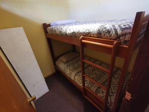 Habitación con 2 literas en una habitación en Kimün Rise Cabaña Céntrica Villarrica en Villarrica