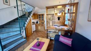 バート・ヴァルタースドルフにあるApartment in Bad Waltersdorf - Steiermark 43929のリビングルーム(階段、テーブル付)