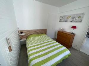 a bedroom with a green and white bed and a dresser at BRUYERES - Capbreton, belle villa spacieuse entre ville et plages au calme in Capbreton