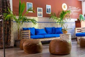 a living room with a blue couch and some plants at Casa Mara Dakar in Dakar