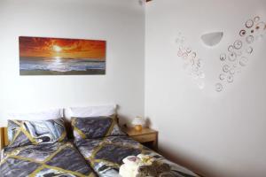 a bedroom with a bed and a picture on the wall at Appartamento con vista Lago Casa Gaspar in Brenzone sul Garda