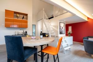 eine Küche und ein Esszimmer mit einem Tisch und Stühlen in der Unterkunft La Source aux Cépages in Santenay
